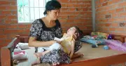 Mẹ ung thư và con gái bại não cần giúp đỡ khẩn cấp