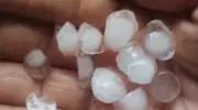 Mưa đá bất ngờ xuất hiện ở Đồng Nai, người dân ghi lại cảnh tượng hiếm gặp