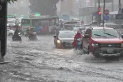 Mưa dông cục bộ ở Bắc Bộ, cảnh báo lốc xoáy và gió giật mạnh
