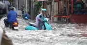 Mưa lớn bất ngờ khiến nhiều tuyến đường ở TP.HCM ngập nặng
