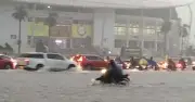 Mưa lớn giải nhiệt sau nắng nóng, nhiều tuyến phố Hà Nội ngập sâu
