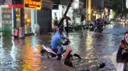 Mưa lớn gây ngập nhiều tuyến phố Hà Nội, các trạm bơm khẩn trương hoạt động