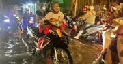 Mưa lớn gây ngập nặng tại phường Linh Xuân, nhiều phương tiện chết máy