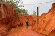 Mưa lớn gây sạt lở, cát đá vùi lấp đường tỉnh 716 ở Lâm Đồng