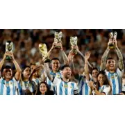 Messi cùng gia đình xem các con thi đấu tại giải Dreams Cup