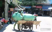 Miền Trung 'chảo lửa' 40 độ C, người lao động vất vả mưu sinh