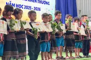 Món quà đặc biệt của học sinh giỏi ở trường vùng cao trong ngày bế giảng