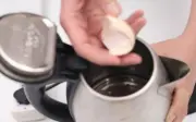 Mẹo vệ sinh ấm điện siêu nhanh và sạch bằng nguyên liệu nhà bếp