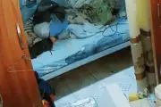 Một mình cậu bé nhặt giấy khen khiến nhiều người nghẹn lòng
