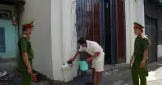Mâu thuẫn cá nhân, thanh niên tạt sơn vào nhà dân ở Nhà Bè