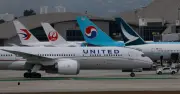 Máy bay Boeing 767 của United Airlines đụng cột đèn và xe tải khi hạ cánh tại Mỹ
