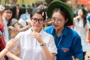 Nụ cười và nước mắt của thí sinh Hà Nội sau môn thi toán vào lớp 10