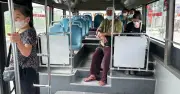 Nữ phụ xe buýt nhanh trí sơ cứu cụ ông chảy máu trên xe