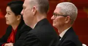 Nữ tỷ phú từ công nhân nhà máy đến chỗ ngồi giữa Tim Cook và Elon Musk