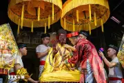 Ấn tượng nghi thức phóng áo phát tại lễ hội làng Kẻo