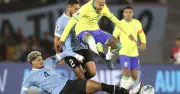 Neymar đến trại Brazil bằng trực thăng, tập riêng vì chấn thương