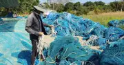 Ngư dân Long Hải rời biển vào bờ cắt lưới, phá dây thừng kiếm sống