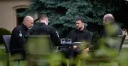 Ông Zelensky nêu 3 ưu tiên chiến lược, Nga-Ukraine không kích qua lại
