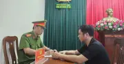 Nghi phạm cướp giật iPhone 13 Pro Max giao nộp tang vật qua tài xế xe ôm