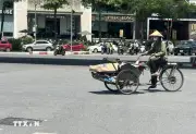 Người dân Hà Nội vật lộn mưu sinh dưới nắng nóng gay gắt gần 40 độ C