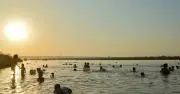 Người dân Hà Nội đổ xô ra sông Hồng tắm giải nhiệt giữa nắng nóng 41 độ C