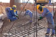 Người dân Hà Tĩnh vượt nắng nóng giữ nhịp lao động