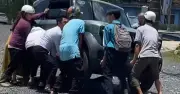 Người dân hợp sức nâng ô tô cứu nữ sinh lớp 8 mắc kẹt dưới gầm xe