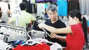 Người dân thắt chặt chi tiêu, doanh nghiệp gặp khó
