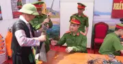 Người dân vùng cao Sơn La mang súng tự chế đến công an xã đổi quà