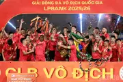Người hâm mộ Công an Hà Nội ăn mừng chức vô địch tại Hàng Đẫy