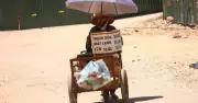 Người lao động chật vật mưu sinh giữa 'chảo lửa' 40 độ C Hà Nội