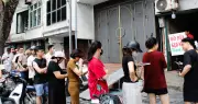 Người đàn ông bán bò bía có thói quen lạ: Khách chờ cả tiếng để mua