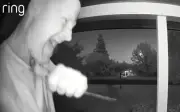 Người đàn ông cầm dao đâm cửa nhà dân bị camera ghi lại