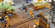 Người đàn ông cầm ghế nhựa tranh cãi với CSGT ở TP.HCM
