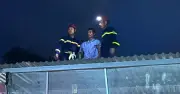 Người đàn ông leo lên nóc bệnh viện, CSGT treo cao 4m giải cứu