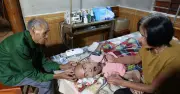 Người đàn ông nghèo ở Nghệ An kiệt quệ vì vợ ung thư, con trai 3 lần đột quỵ