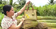 Người phụ nữ miền Tây biến cỏ bàng thành túi xách thời trang cao cấp