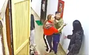 Người phụ nữ tóm tóc hàng xóm đánh tới tấp vì cho rằng nạn nhân xúc phạm con trai mình