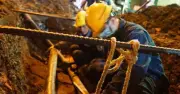 Người thợ điện thầm lặng ngầm hóa lưới điện giữa đêm khuya