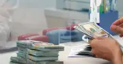 Ngân hàng Nhà nước giảm tỷ giá trung tâm, USD ngân hàng hạ nhiệt