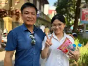 Đề ngoại ngữ lớp 10 không quá khó, thí sinh Hà Nội hối hả rời trường thi