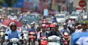 Nguy cơ sốc nhiệt khi ra ngoài trời nắng, bác sĩ chỉ 2 điều cần làm ngay