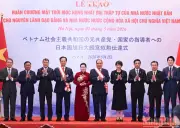 Nguyên Tổng Bí thư Nông Đức Mạnh và nguyên Thủ tướng Nguyễn Tấn Dũng nhận Huân chương Mặt trời mọc