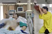 Nhà mình cũng đương rồi, mẹ lấy gì để cứu con đây, hiếu ơi!