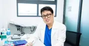 Nhiễm HIV từ năm cuối đại học Y, bác sĩ trẻ thảng thốt: Sao cứ hỏi lấy từ đâu