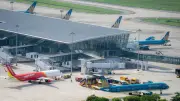 Nhiệt độ mặt bê tông sân bay Nội Bài tới 71°C, người lao động vẫn bám trụ đảm bảo an toàn bay