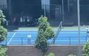 Nhóm người chơi tennis giữa trưa nắng 40 độ C ở Hà Nội gây lo ngại