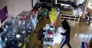 Nhóm thanh niên mang hung khí xông vào quán cà phê ở Cà Mau, 1 thiếu niên tử vong