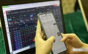 Nhận định thị trường chứng khoán: VN-Index giằng co, khuyến nghị nắm giữ cổ phiếu