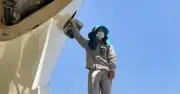 Nhân viên sân bay chống nóng đỉnh điểm giữa nắng 40 độ C